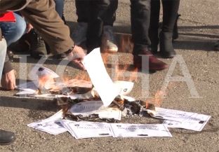 Të pakënaqur që nuk gjejnë punë, studentët djegin diplomat [video]