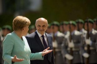  Mustafa i gëzohet rizgjedhjes së Merkelit në krye të CDU-së