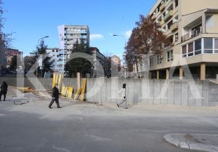 Pas barrikadës dhe “parkut” në urë, tash mur në Mitrovicë [video]