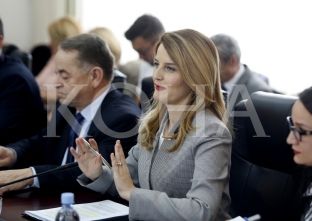 Ministrja e Drejtësisë akuzohet që nuk flet para deputetëve [video]