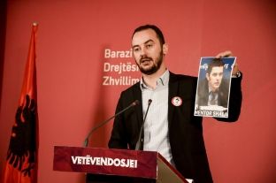 Qeveria i quan përpjekje të ulëta akuzat e Vetëvendosjes për 12 zyrtarë si fajtorë për paraburgimin e aktivistëve