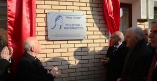  Vizita në Maternitetin “Nënë Tereza” e kthen prapa Mustafën