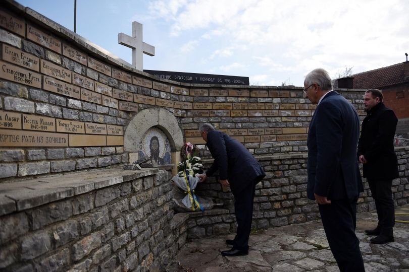 Thaçi nderon viktimat e luftës në Hoçë të Madhe e Suharekë