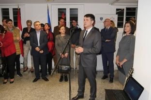Ministri Murati mori pjesë në ekspozitën homazh për dëshmorët nga Zvicra