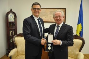 Ish-shefit të ICITAP-it Cameron Fisher, Medalje për Merita