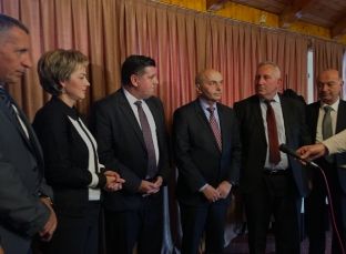 Në Gjilan Mustafa drekon me zyrtarë të Luginës së Preshevës, premton përkrahje