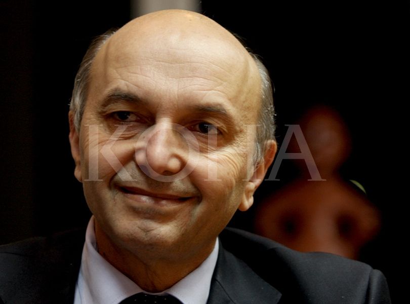 Kritikuesit e murit në Mitrovicë, Mustafa i quan “gjela që këndojnë mbi mur”