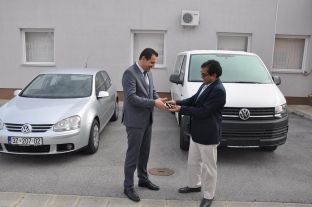 UNHCR-ja i dhuron dy automjete Qendrës për Azilkërkues