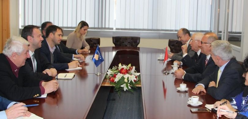 Ministri Abrashi priti përfaqësuesit e Kryqit të Kuq të Shqipërisë