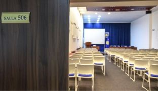 Veseli nderon Mujë Krasniqin me emërimin e sallës alternative në Kuvend me shifrat simbolike