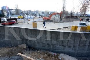 Muri i Mitrovicës “rrënon” asamblistët e jugut [video]