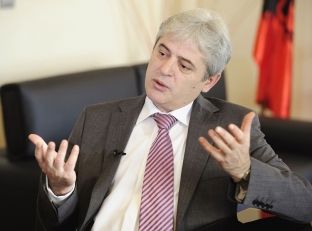 Ali Ahmeti sot në Tiranë