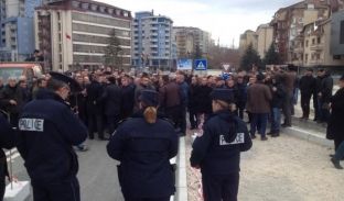 Veteranët dalin tek ura e Ibrit, nuk iu lejohet t’i afrohen murit