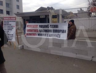 Mur simbolik para Zyrës së BE-së në Prishtinë