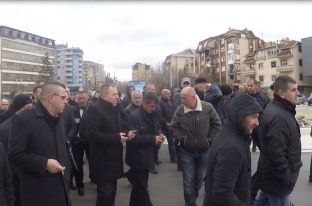 Veteranët e luftës te muri në Mitrovicë “për të pirë çaj e për të ngrënë fara” [video]