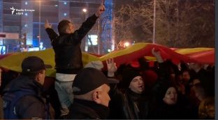  Thirrje antishqiptare në protestën e simpatizantëve të Gruevskit para KSHZ-së [video]