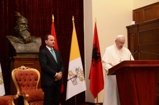  Nishani dhe rreth 50 mijë të tjerë e urojnë Papën për 80 vjetorin e lindjes