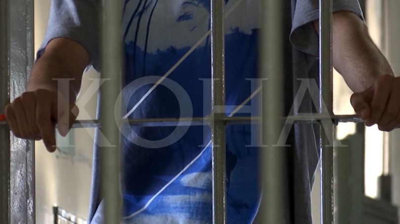 Mbajtja e të dënuarve në qendra paraburgimi, shqetësuese [video]