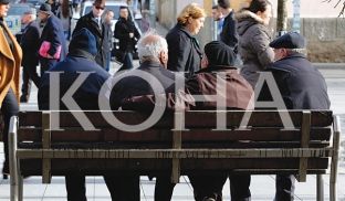 Pensionistët të lodhur nga detyrimi për ta argumentuar në Ministri se janë gjallë [video]