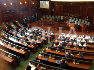 Nis seanca e Kuvendit për Astrit Deharin