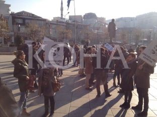 Protestuesit kërkojnë dorëheqjen e ministres Hoxha dhe ministrit Hyseni