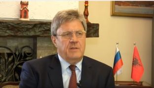 Ambasadori rus i kërkon Shqipërisë t’ia kthejë 18 mijë metër katror truall