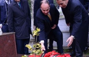 Bujar Nishani përkulet para varrit të Sami Frashërit në Stamboll