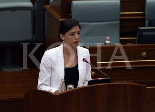  Haxhiu lexoi letrën e Bahtirit në Kuvend, Haxhiu e Veseli e quajnë “zëdhënëse”