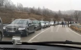 Kolona deri në 8 km në kufirin Serbi – Kosovë [video]