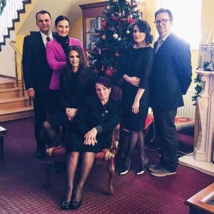 Familja e ish-presidentit Rugova urojnë Krishtlindjet me një fotografi familjare