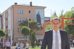  Këshilltari i Mustafës i tregon kryetarit të ri të FRLDK-së se sa punë ka