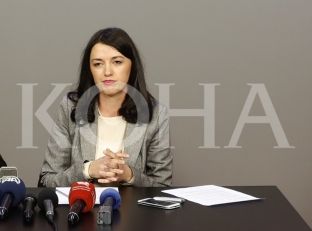 Haxhiu e VV-së ministren Hoxha e quan zëdhënëse të klanit “Pronto”