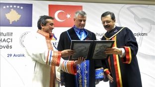 Hashim Thaçi merr çmimin 