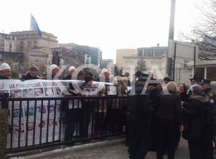 Familjarët e të pagjeturve protestojnë para Kuvendit