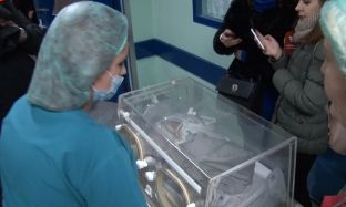 Fëmija i parë në vitin 2017 është djalë