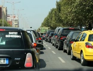 Nga sot shqiptarët do të paguajnë më shumë taksa