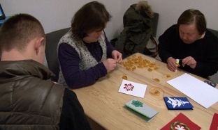  Down Sindrome Kosova ruan traditën e aktiviteteve me kartolina e paketim mjalti