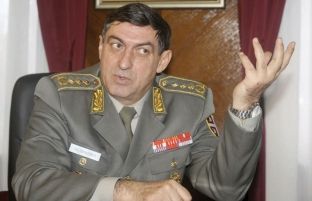 Gjenerali Dikoviq zgjodhi ushtarët e kufirit me Kosovë që ta festonte vitin e ri me ta