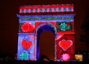 Parisi uron në shqip nga Harku i Triumfit [foto]