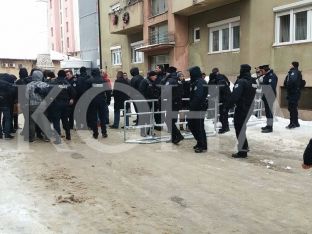 Polica shtyn protestuesit për t’u bërë vend pelegrinëve serbë [video]