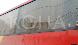 Thyhen xhamat e autobusit të pelegrinëve serbë