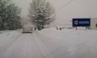 Ushtria ndërhyn në Kukës, bora te tuneli 70 cm