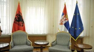  Serbia me notë proteste ndaj Shqipërisë për përdhosjen e flamurit para ambasadës