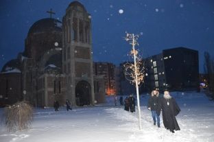 Teodosije mban liturgjinë e Krishtlindjeve në objektin e ndërtuar në oborrin e UP-së