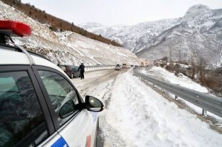 Stuhi dhe orteqe dëbore, kjo është gjendja e rrugëve në Shqipëri