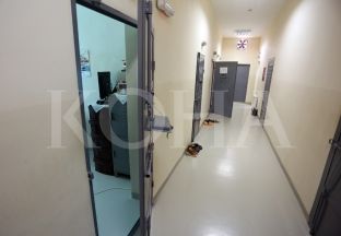 Në institucionet e shëndetit mendor dhe korrektues, të miturit ndajnë dhomat me të rriturit