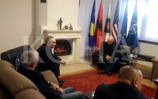  Krejt çka ndodhi në takimin e kryepalamentarit të Shqipërisë me zyrtarët e AAK-së [video]