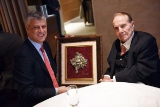  Thaçi tregon se çfarë bisedoi e çfarë i dha dhuratë senatorit Doll