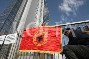 Opozita dorëzon në Kushtetuese Ligjin për Veteranët e Luftës