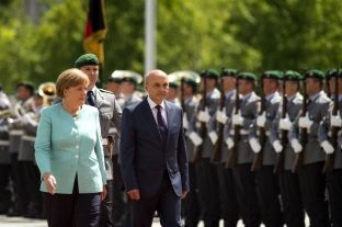 Mustafa ngushëllon Merkelin për vdekjen e ish-presidentit gjerman